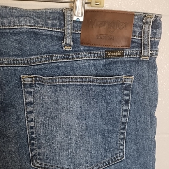 Wrangler Regular Fit Jeans with Classic Wash - Picture 2 of 9